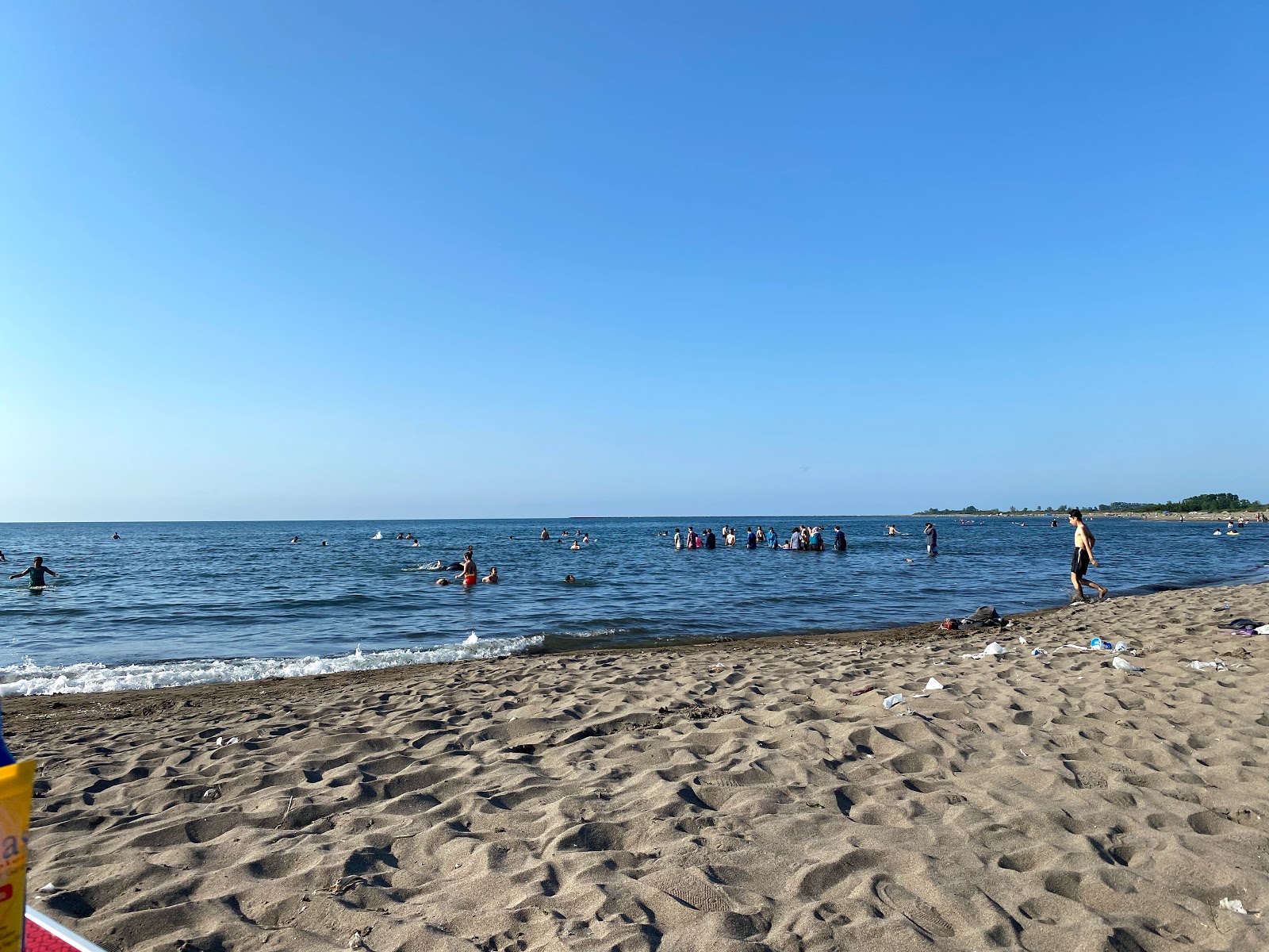 Fotografija Costal Sahili z siv pesek površino