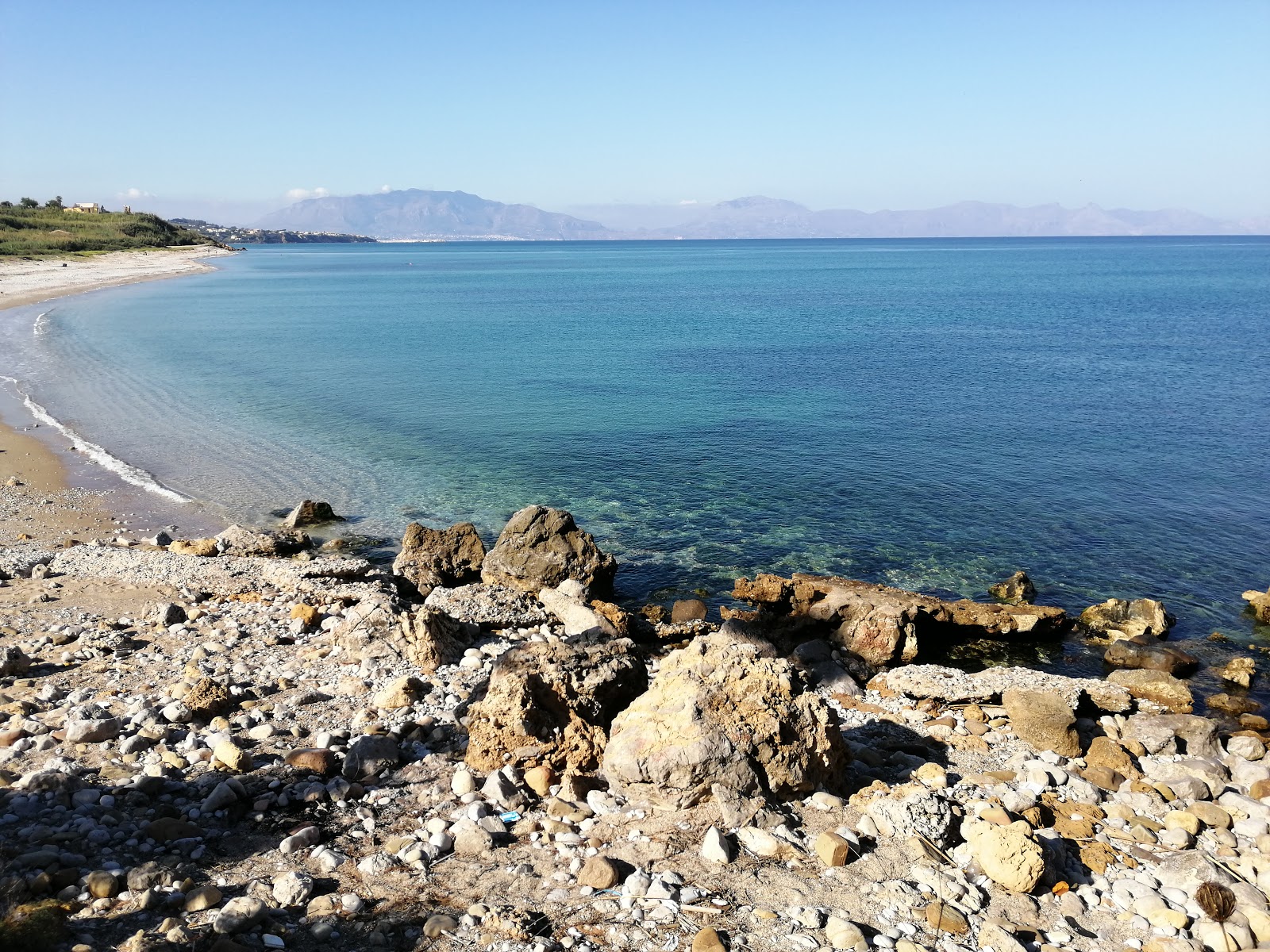 Spiaggia di San Cataldo Terrasini'in fotoğrafı doğal alan içinde bulunmaktadır