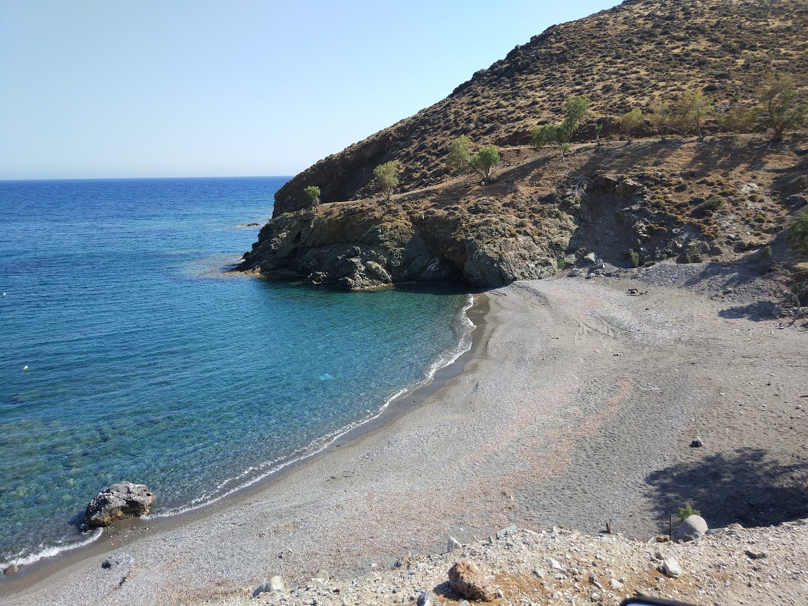 Foto von Limanaki beach mit grauer kies Oberfläche