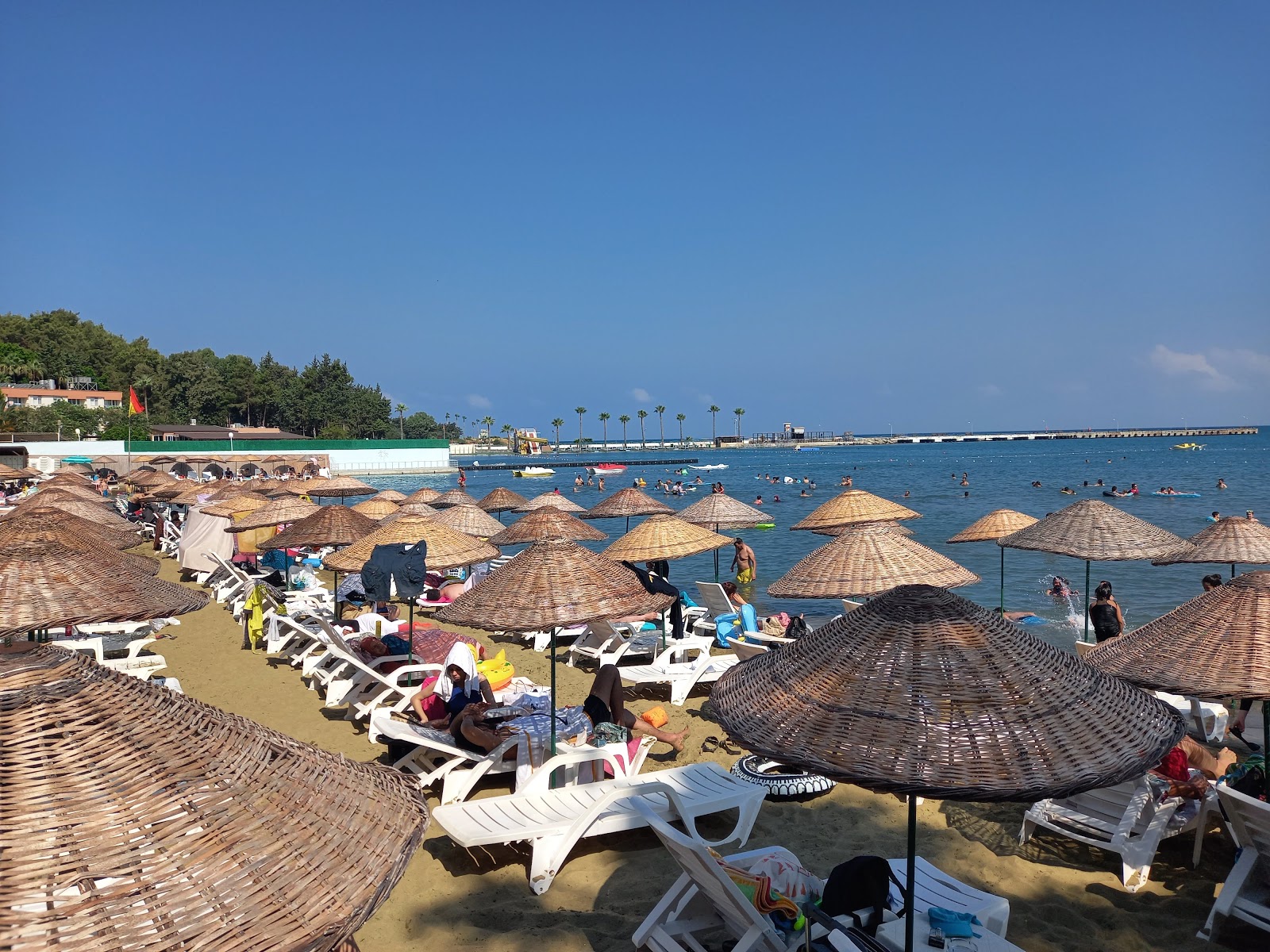 Photo de Arsuz Hatay Plaji avec l'eau turquoise de surface