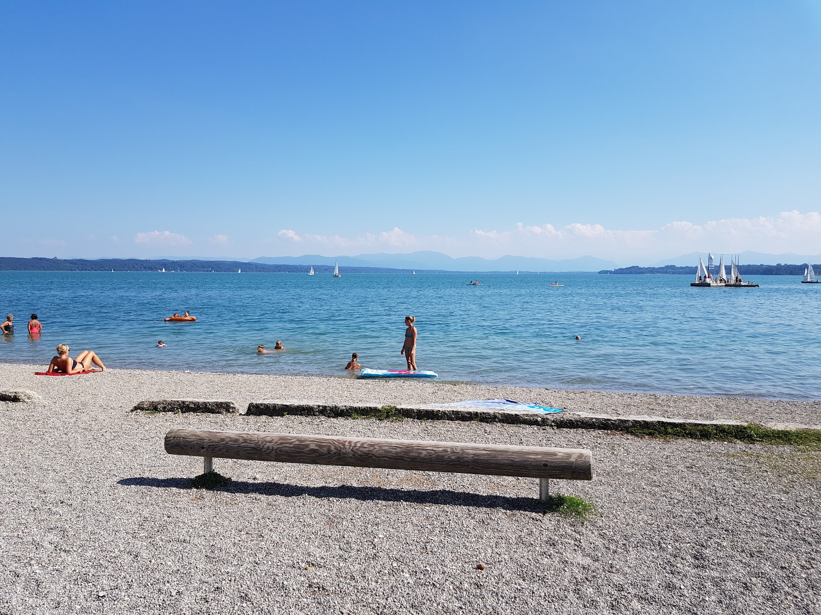 Foto di Spielplatz Tutzing Brahmspromenade con una superficie del piccoli ciottoli beige