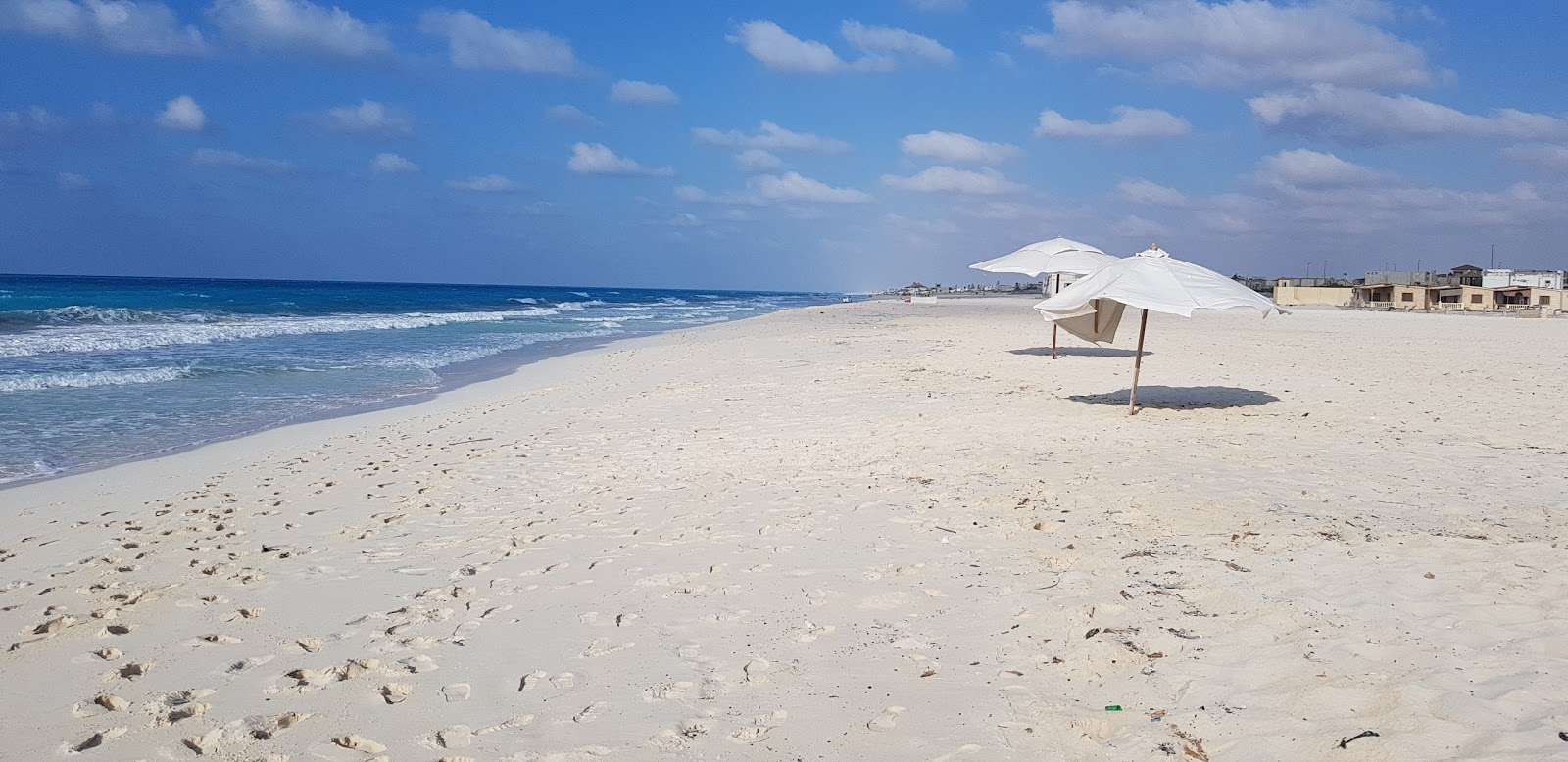 Foto van Al Marwa Beach met hoog niveau van netheid