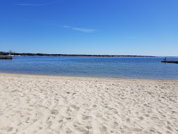 Foto de Silvershell Beach com várias baías espaçosas