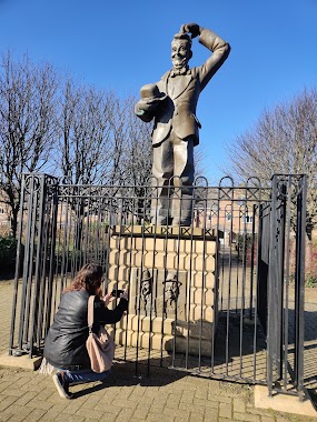 Stan Laurel Statue, Dockwray Square