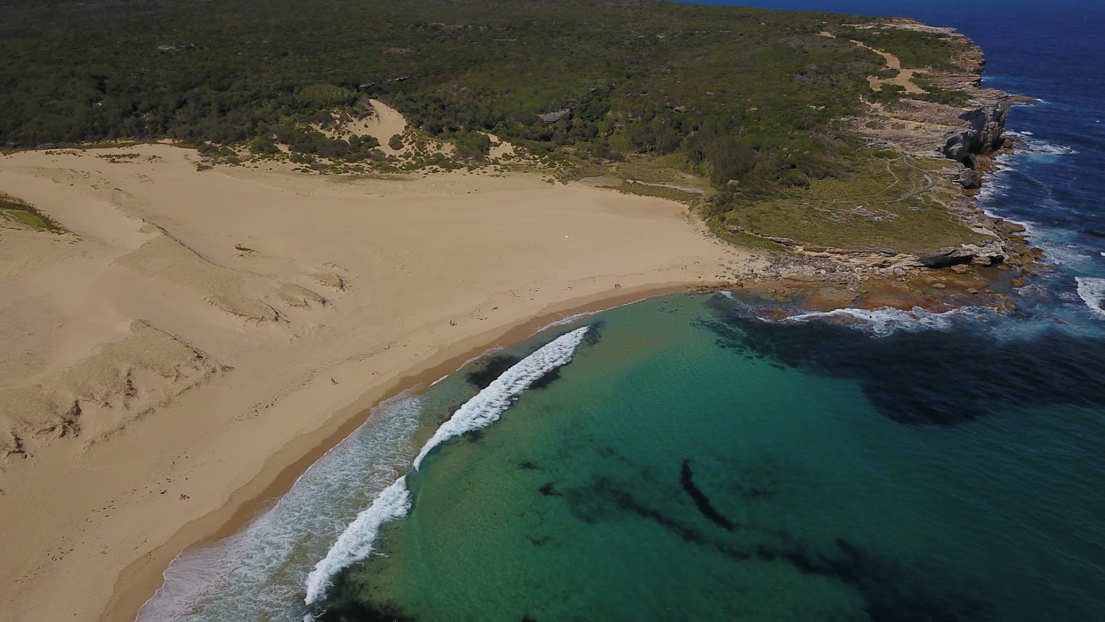 Foto von Marley Beach umgeben von Bergen