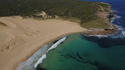 Foto von Marley Beach umgeben von Bergen