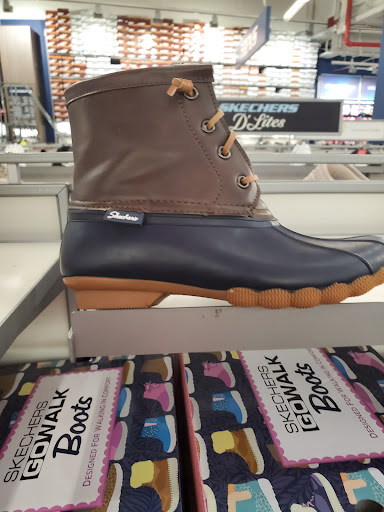 Shoe Store «DSW Designer Shoe Warehouse», reviews and photos, 8801 Queens Blvd, Elmhurst, NY 11373, USA