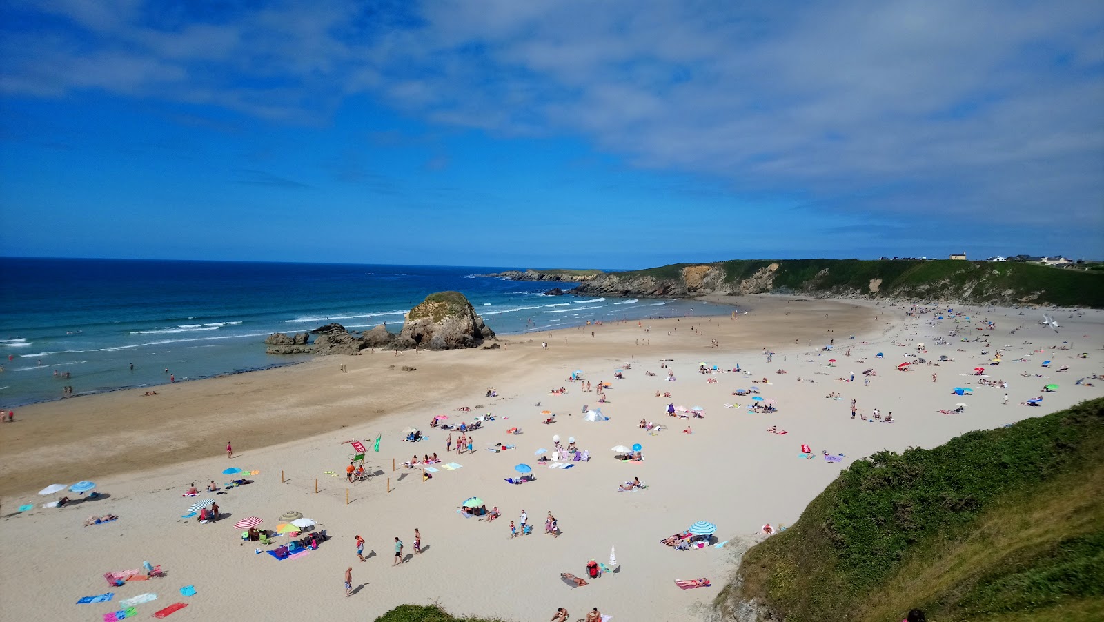 Foto de Praia de Penarronda com areia bege fina superfície