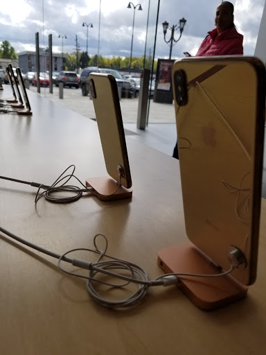 Computer Store «Apple Eton», reviews and photos, 28849 Chagrin Blvd, Woodmere, OH 44122, USA