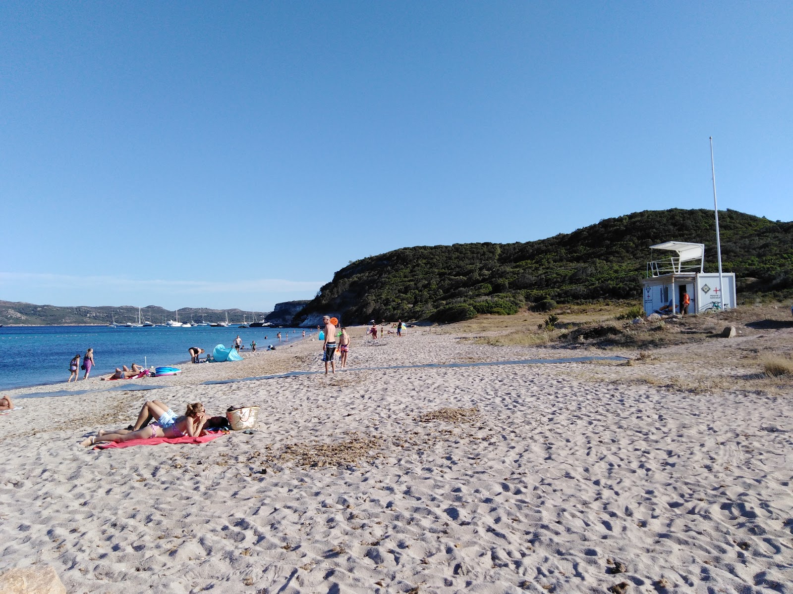 Photo de Plage de Balistra protégé par des falaises