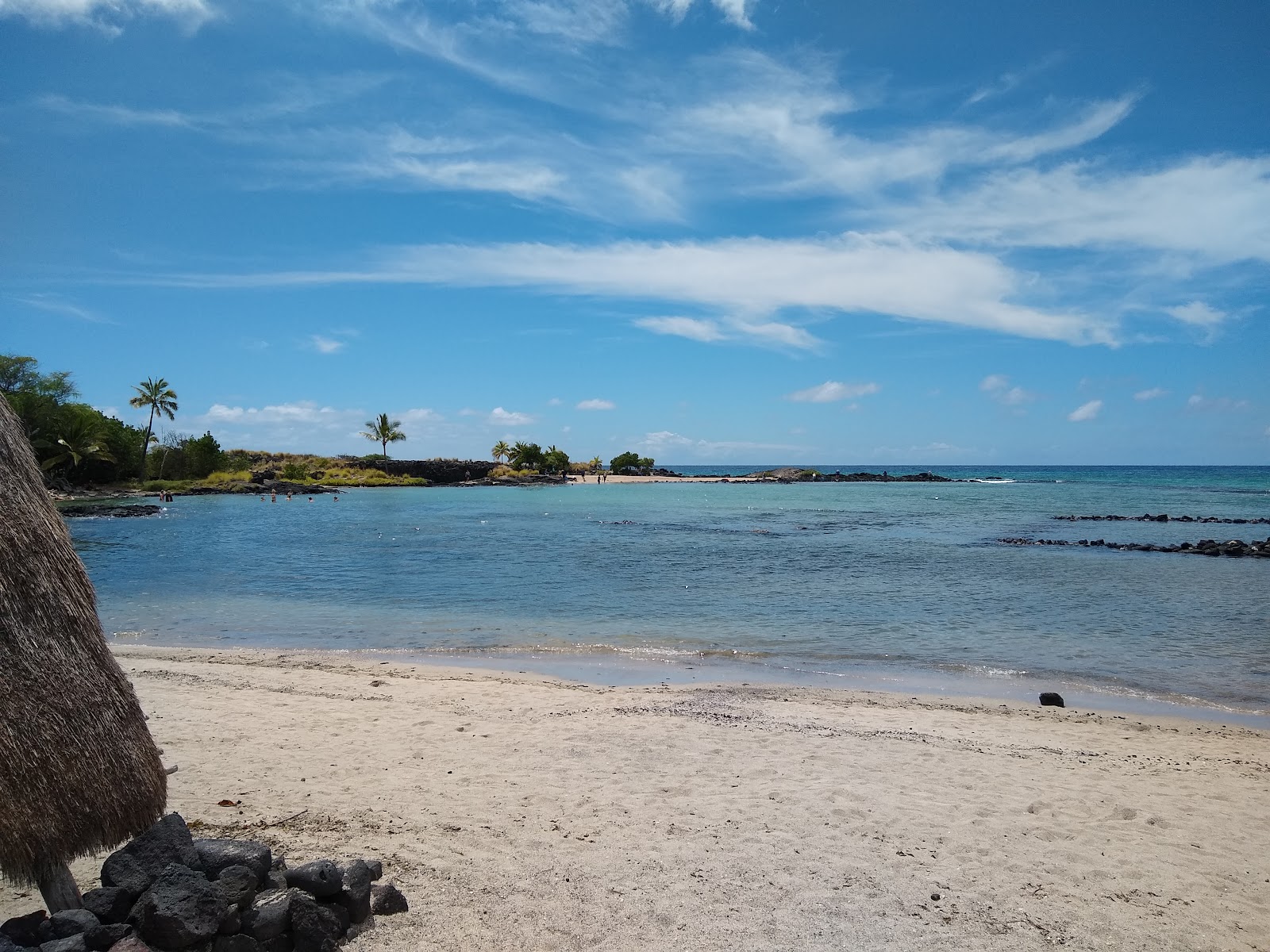 Foto van Alula beach met grijs zand oppervlakte