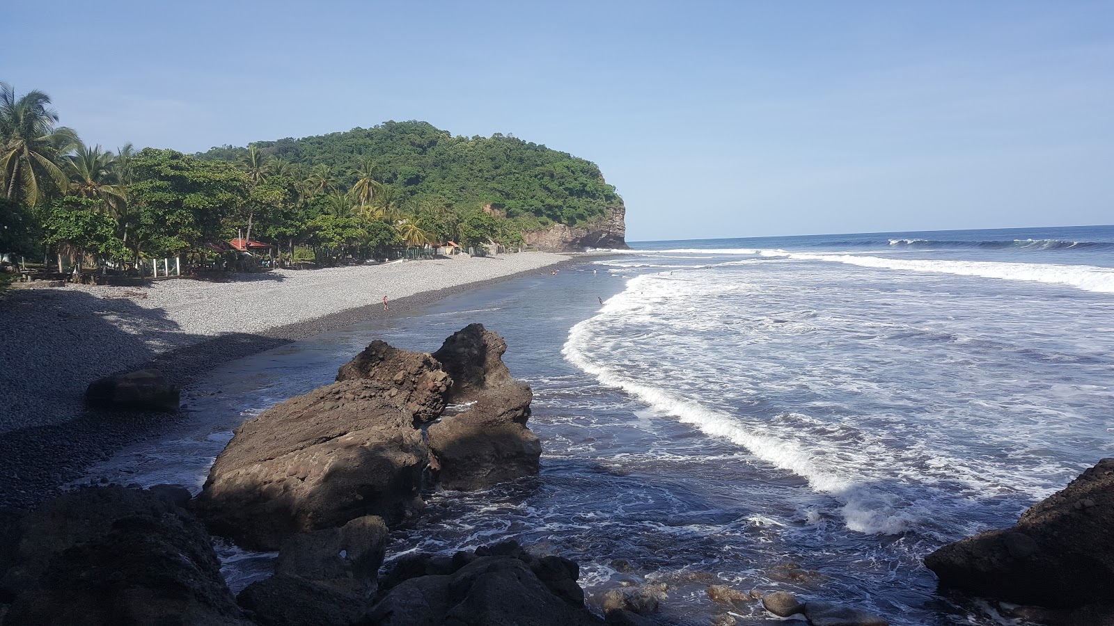 Foto di La Perla beach con una superficie del acqua cristallina