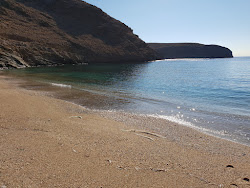 Schinos beach'in fotoğrafı uçurumlarla desteklenmiş