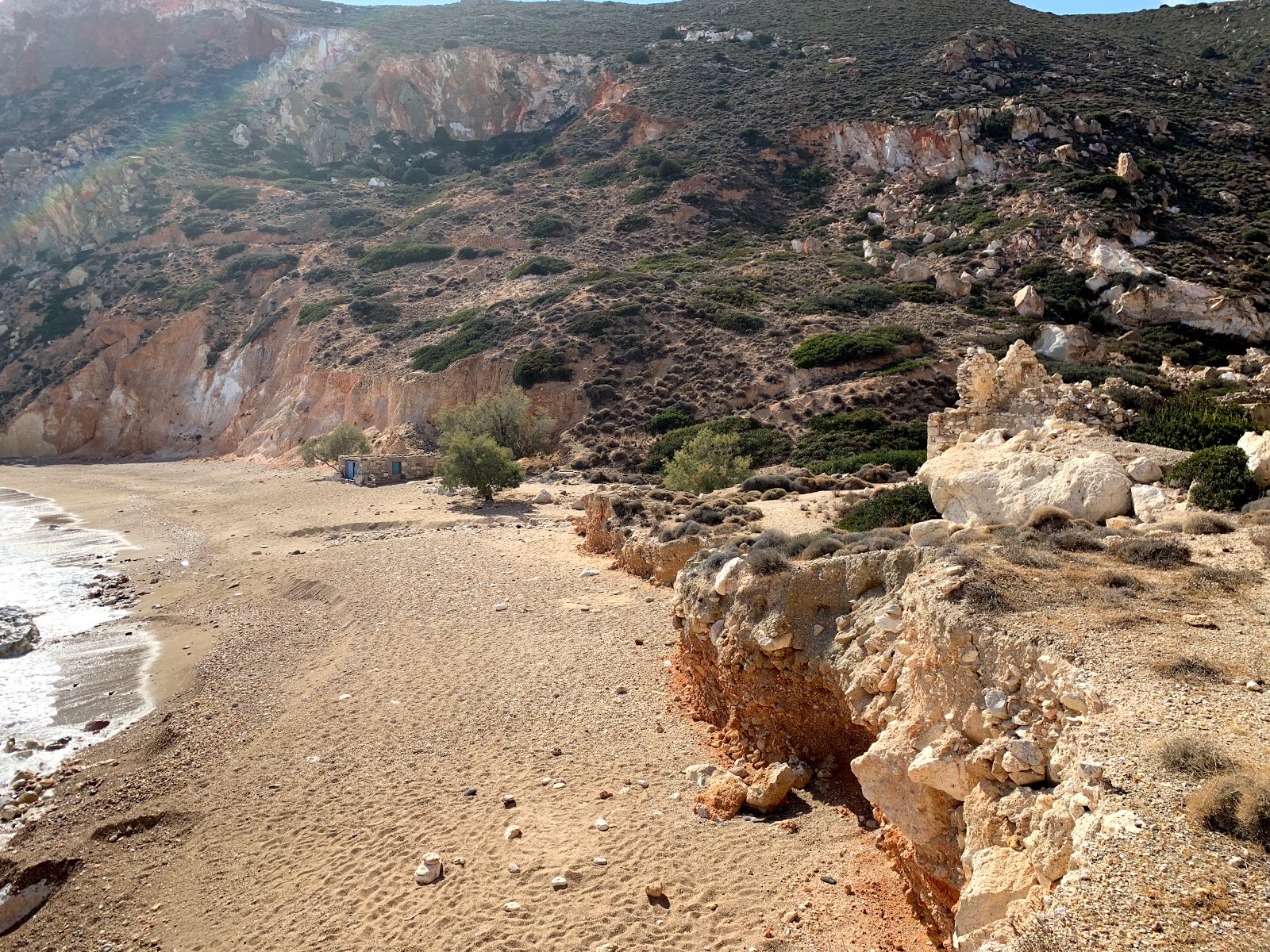 Paralia Thiafes'in fotoğrafı küçük koy ile birlikte