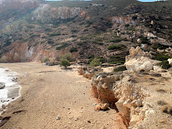 Paralia Thiafes'in fotoğrafı küçük koy ile birlikte