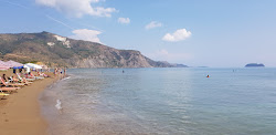 Kalamaki beach'in fotoğrafı uçurumlarla desteklenmiş