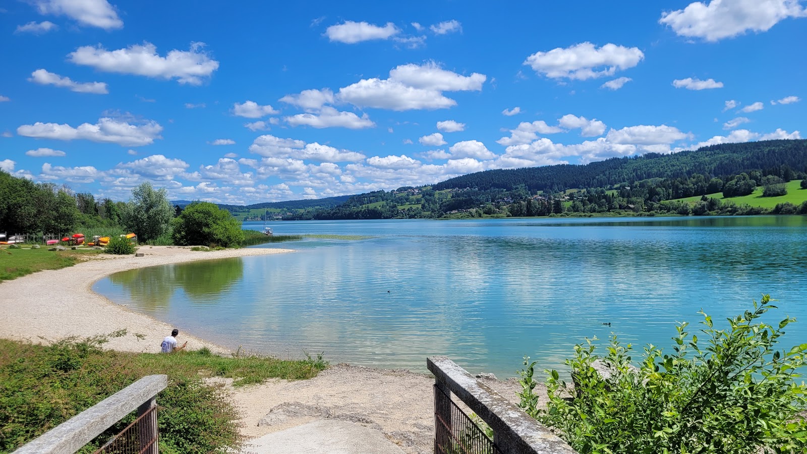 Foto di Plage du Saint Point Lac con una superficie del terreno roccioso