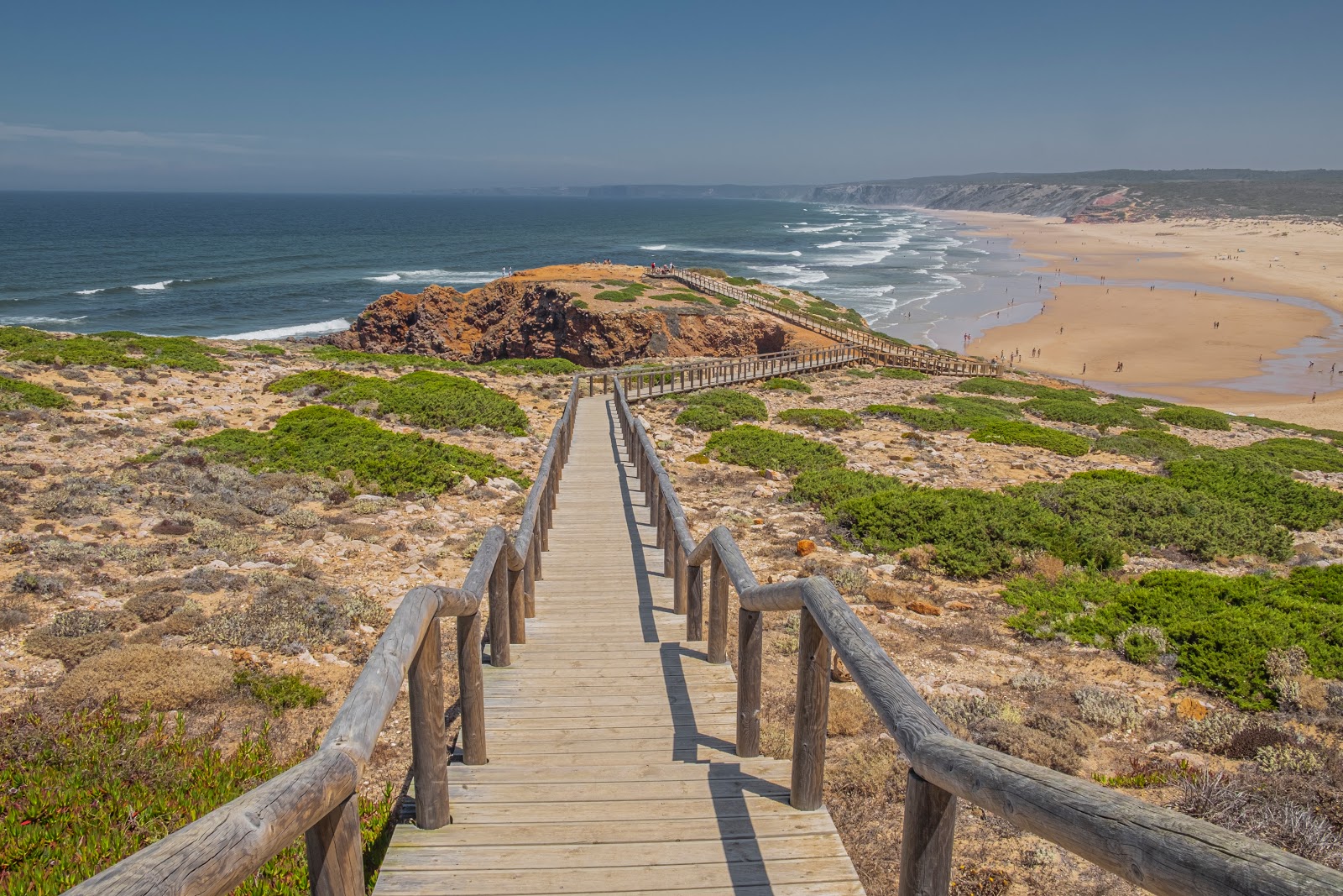 Photo de Praia da Bordeira avec l'eau cristalline de surface