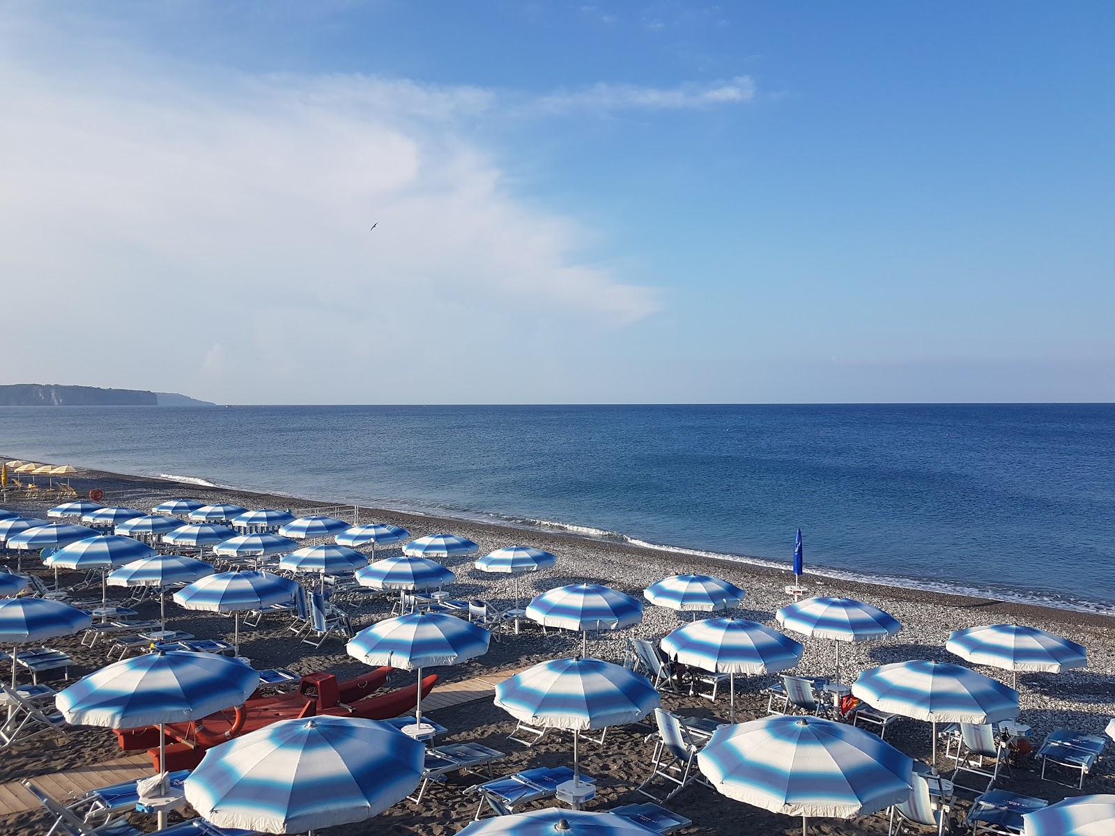 Spiaggia di Tortora'in fotoğrafı mavi sular yüzey ile