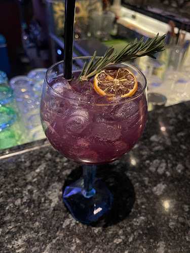 Rezensionen über Caprizzi Sportsbar in Davos - Sportgeschäft