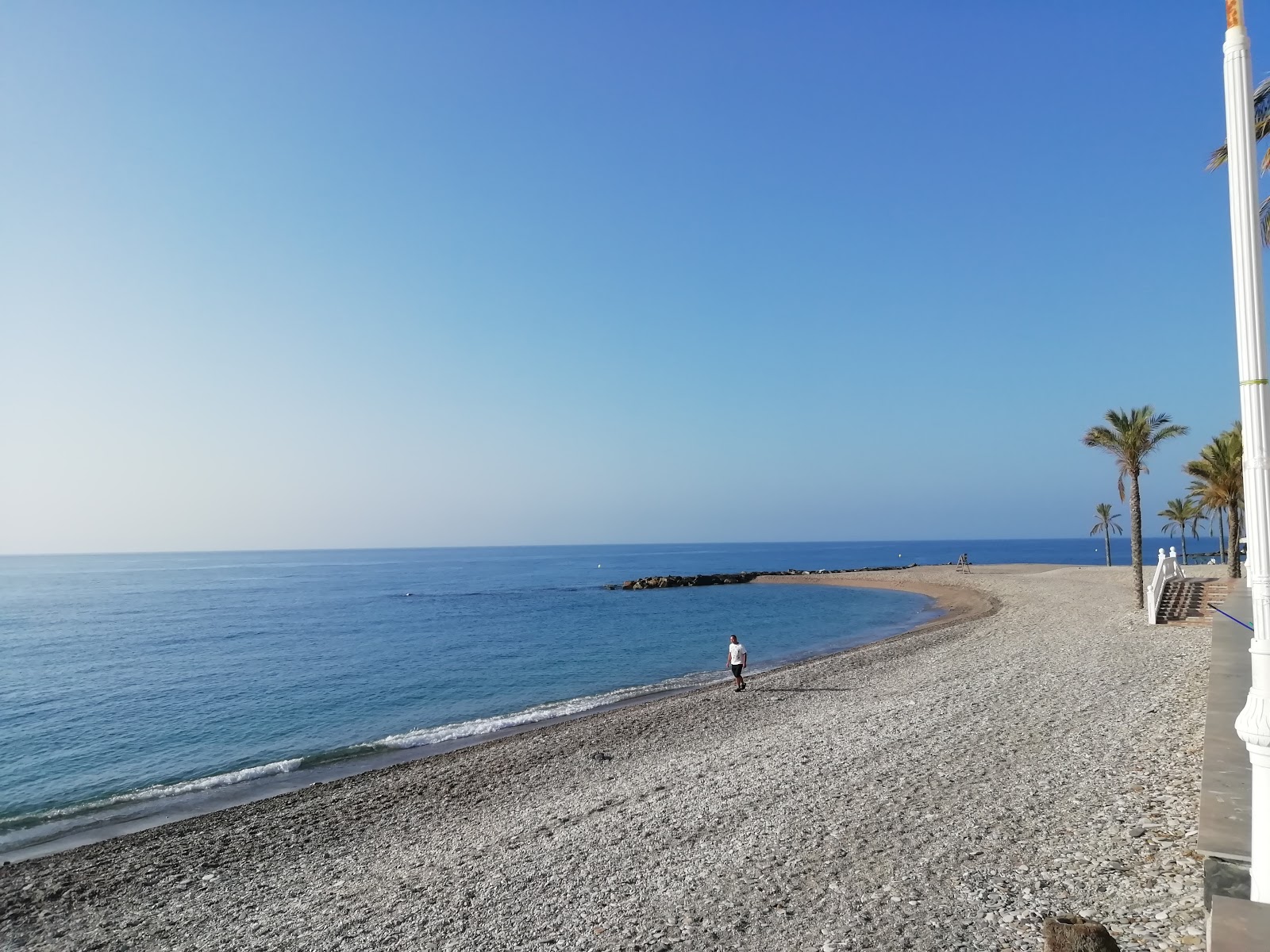 Fotografija Playa Castell del Ferro z prostorni večplastni zalivi