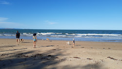 Photo de Saunders Beach avec rivage droit, long