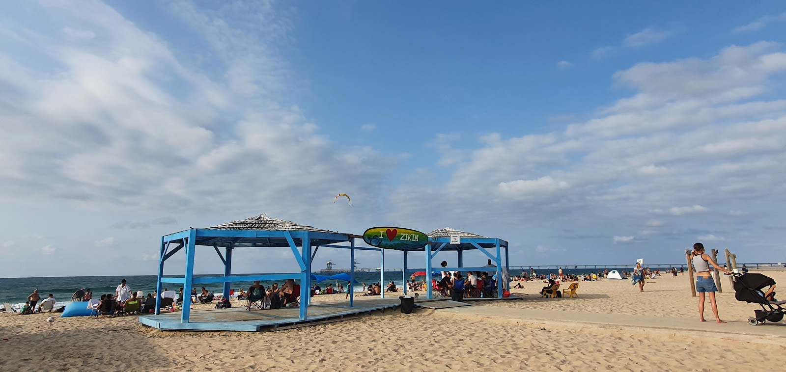 Φωτογραφία του Zikim beach και η εγκατάσταση