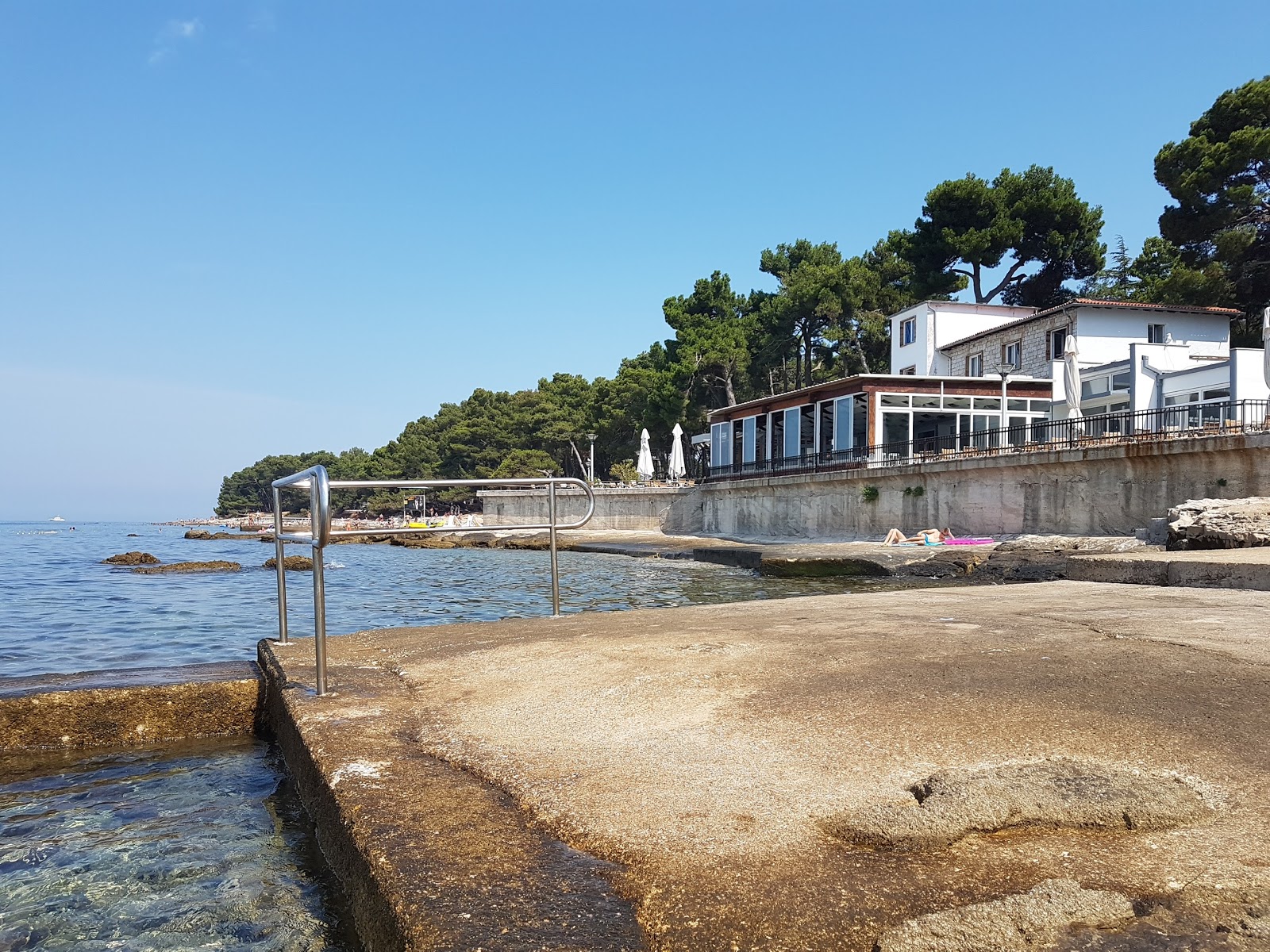 Foto von Pineta beach mit türkisfarbenes wasser Oberfläche