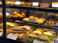 Vitrine du Restaurant servant le petit-déjeuner La Nouvelle Tradition à Marseille - n°11