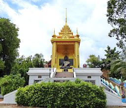 Wat Phu Khao Thong photo