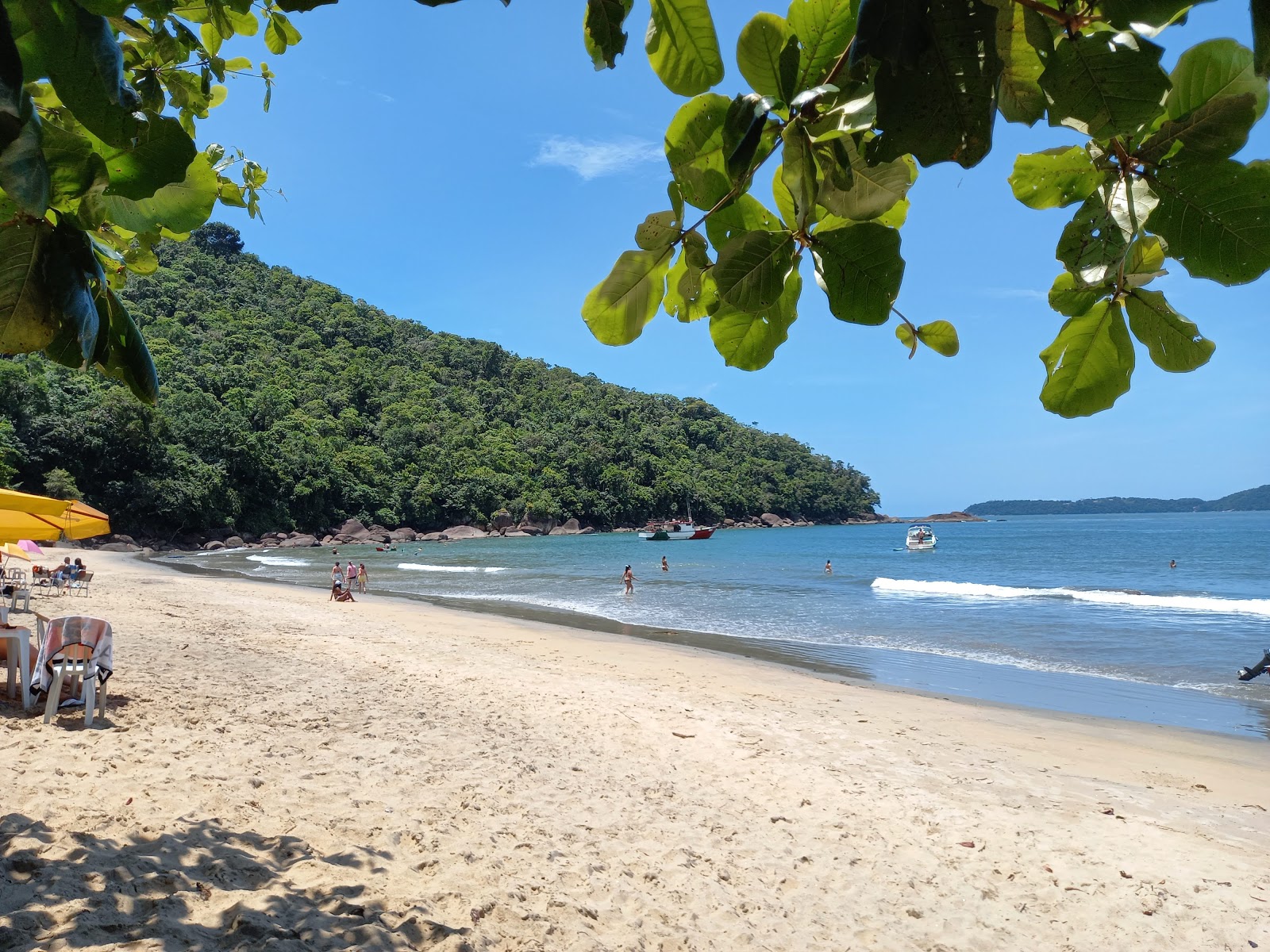 Foto di Praia do Alto con una superficie del sabbia beige