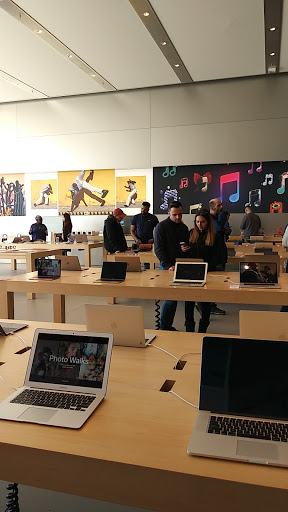 Computer Store «Apple Eton», reviews and photos, 28849 Chagrin Blvd, Woodmere, OH 44122, USA