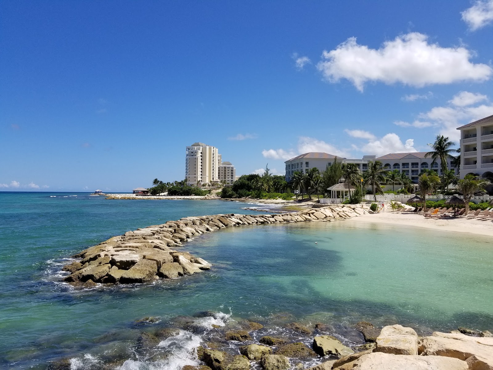 Photo de Plage Hyatt Zilara avec plusieurs moyennes baies