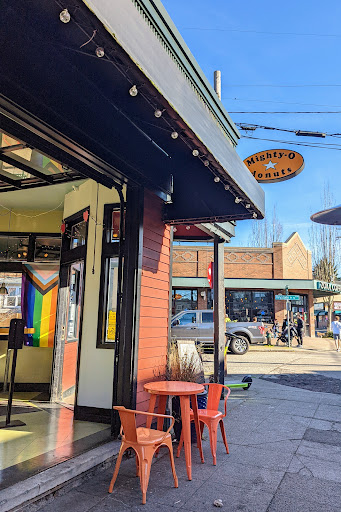 Mighty-O Donuts Greenlake, 2110 N 55th St, Seattle, WA 98103, USA, 