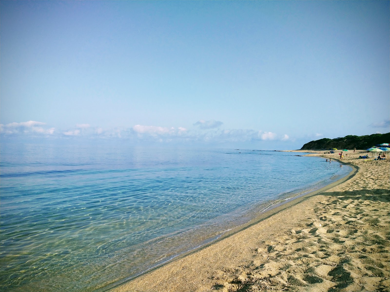 Foto de Playa de Portu Maga con arena brillante superficie