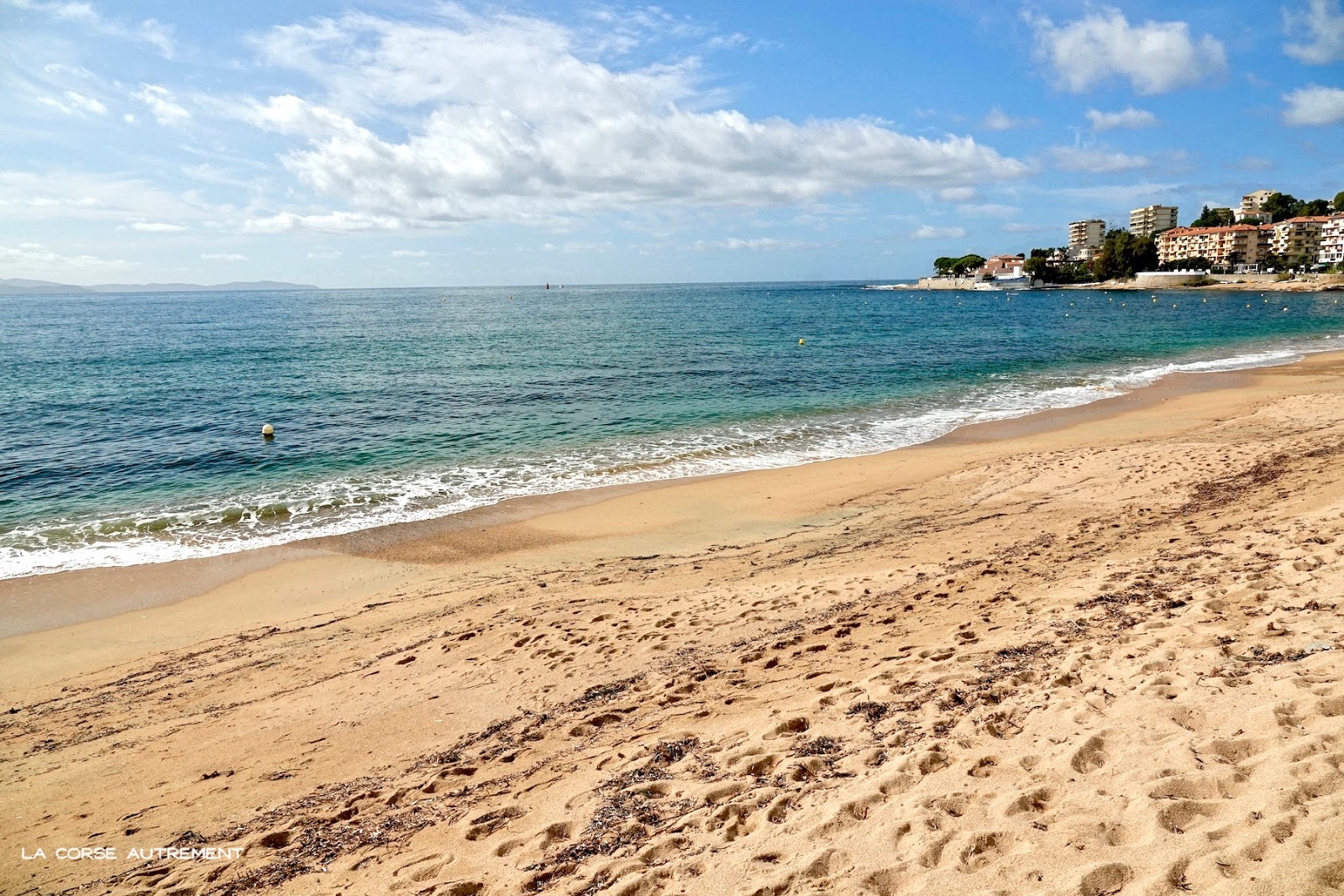 Φωτογραφία του Παραλία Τροτέλ με καθαρό νερό επιφάνεια