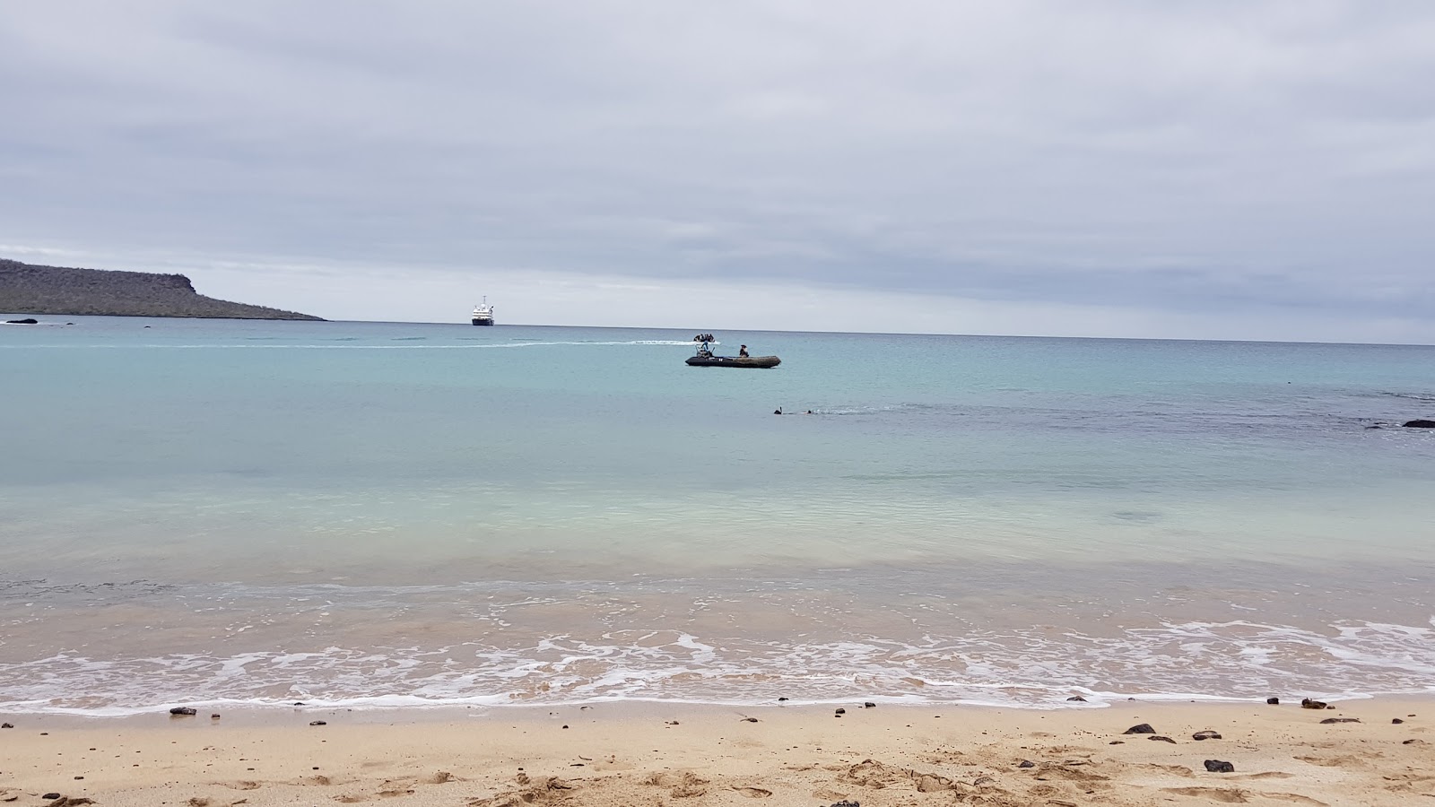 Isla Beach的照片 带有碧绿色纯水表面