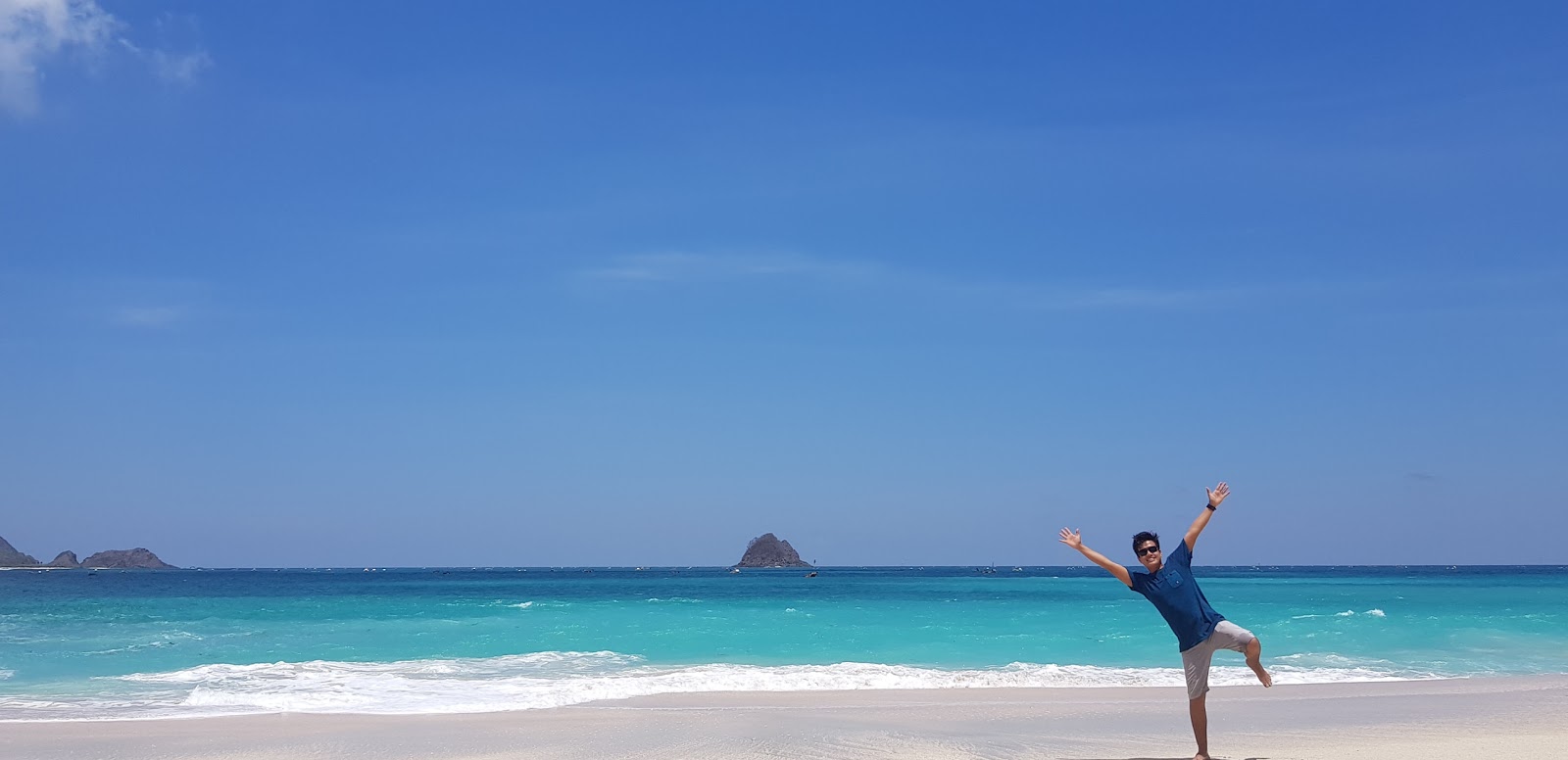 Tomang-Omang Beach'in fotoğrafı dağlarla çevrili