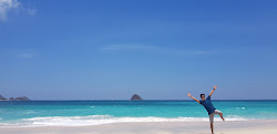 Tomang-Omang Beach'in fotoğrafı dağlarla çevrili