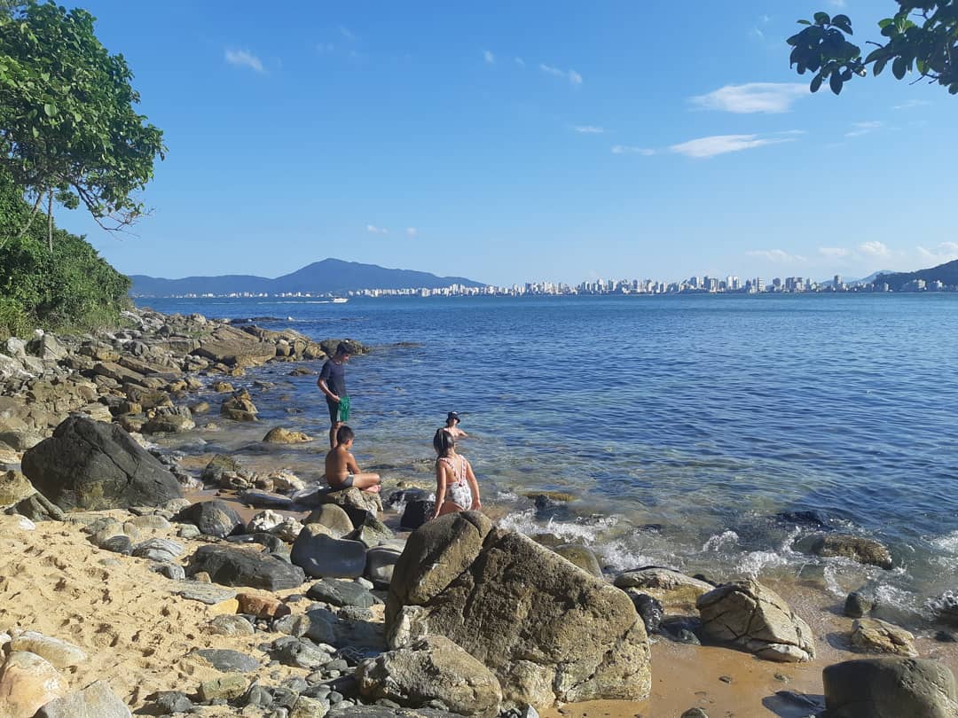Foto de Praia do Cabeço (Costão) rodeado por montanhas