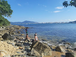 Foto de Praia do Cabeço (Costão) rodeado por montanhas