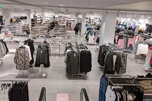 H&M image