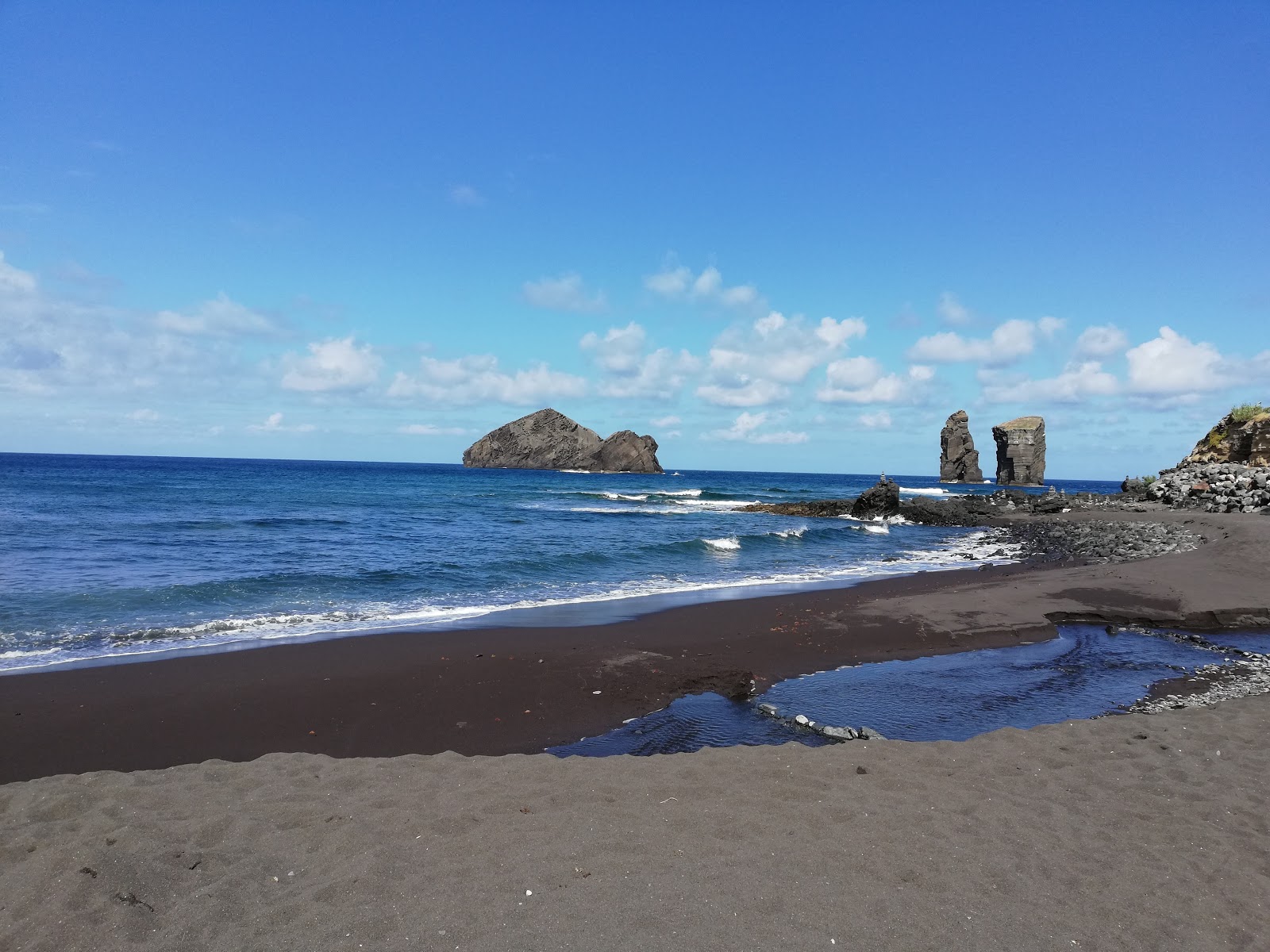 Mosteiros Beach'in fotoğrafı geniş bir kıyı şeridi ile birlikte