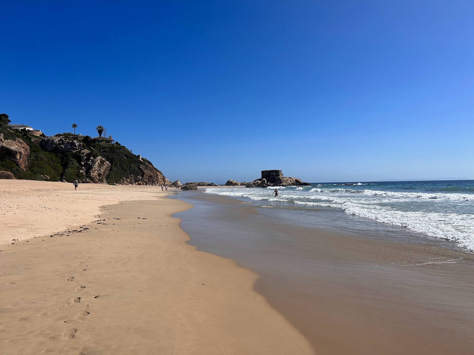 Foto von Cabo Plata, Playa del Bunker umgeben von Bergen