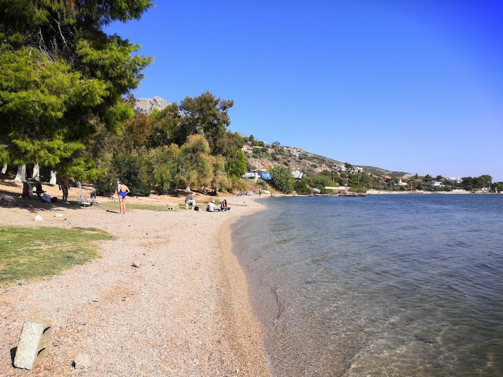 Foto von Neraki Beach - Nea Peramos mit kleine, beiger kiesel Oberfläche