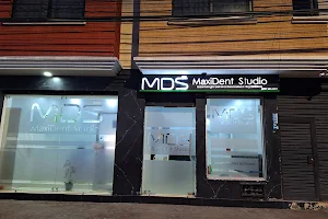 Maxident Studio - Clínica Odontológica de cirugia, estetica y ortodoncia Salcedo Ecuador image