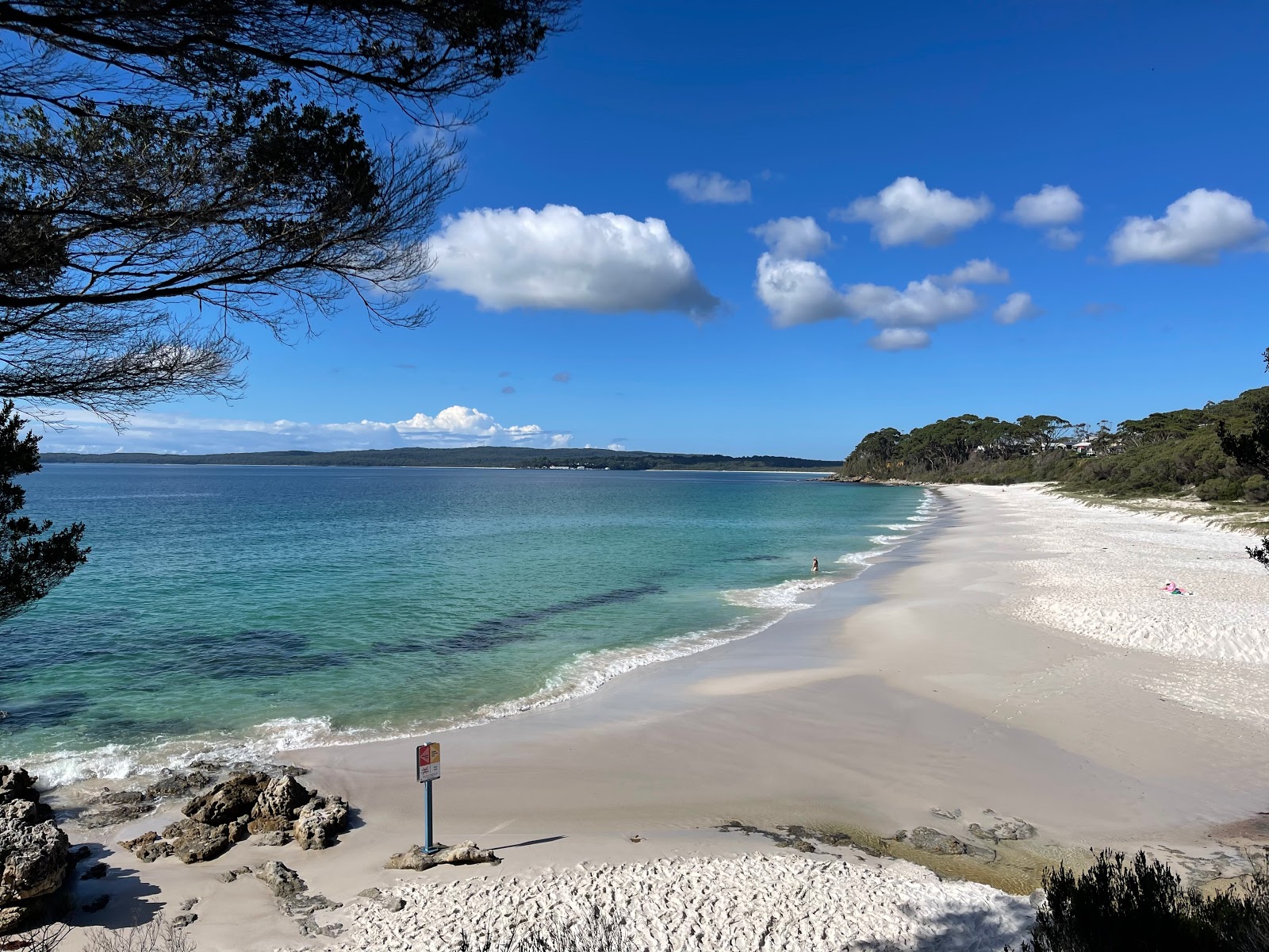 Foto von Chinamans Beach mit feiner weißer sand Oberfläche