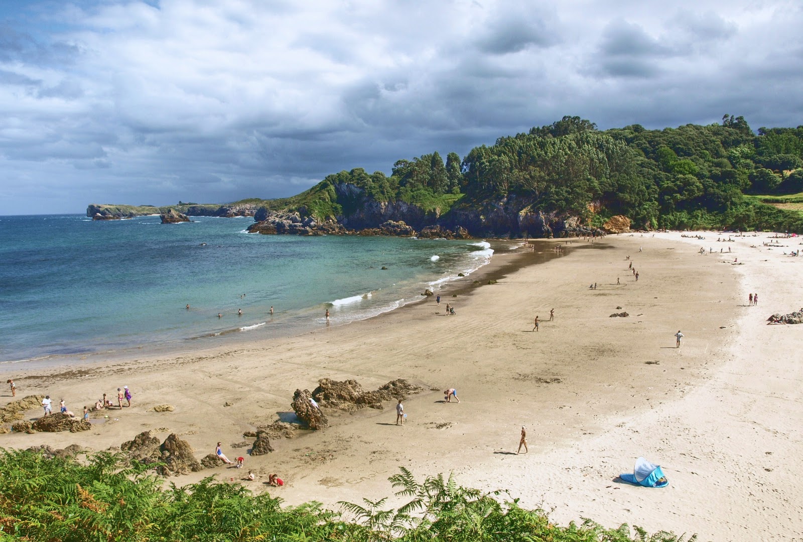 Photo de Playa de Toranza avec l'eau cristalline de surface