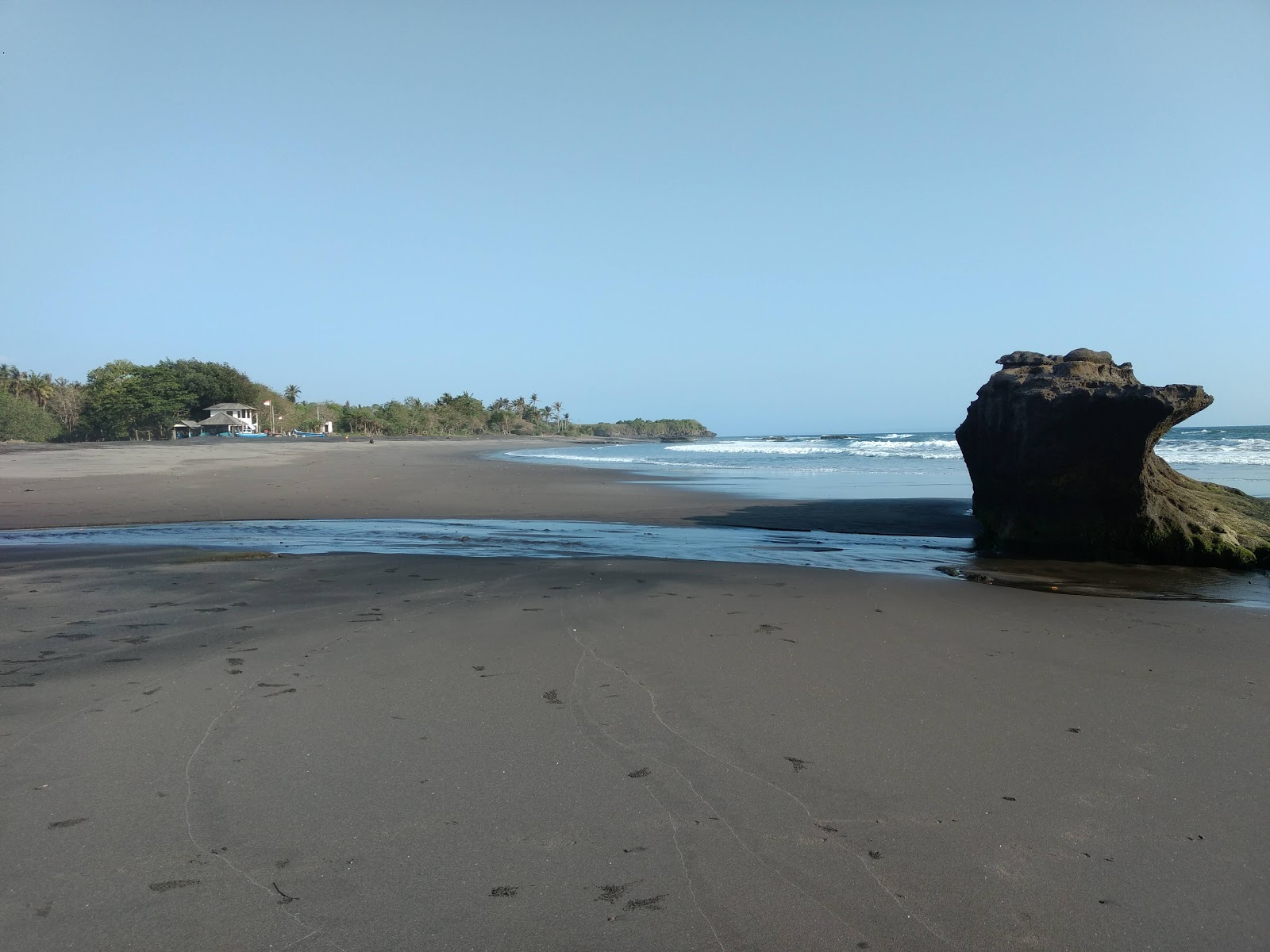 Φωτογραφία του Bebali Beach με καθαρό μπλε νερό επιφάνεια