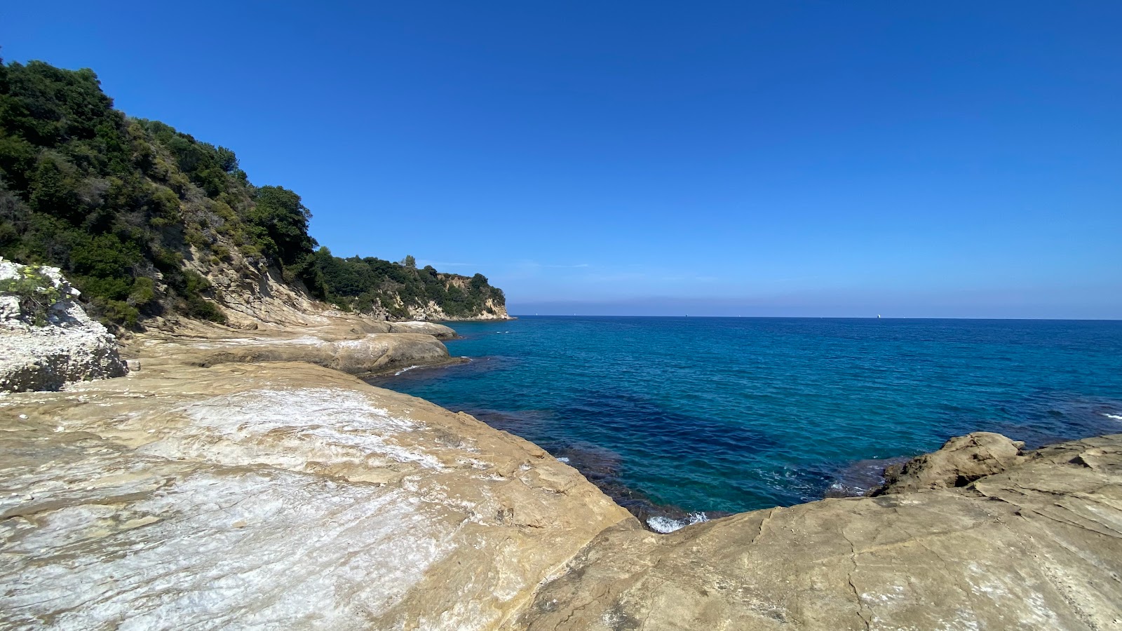 Photo de Piecia Beach entouré de montagnes
